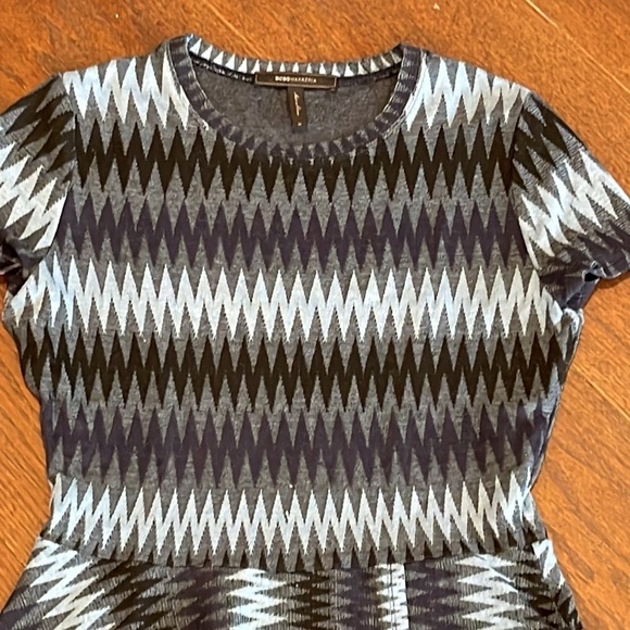 BCBG MaxAzria Short Sleeve Top Size M - Picture 3 of 5